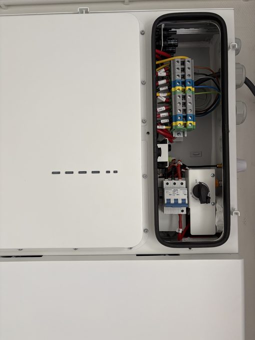 Omvormer voor thuisbatterij aangesloten door ElektroKlik